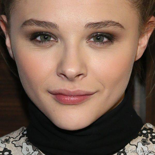 Para o Sundance Film Festival em janeiro de 2014, a atriz iluminou o olhar mais escuro com leves partículas cintilantes no canto interno 
